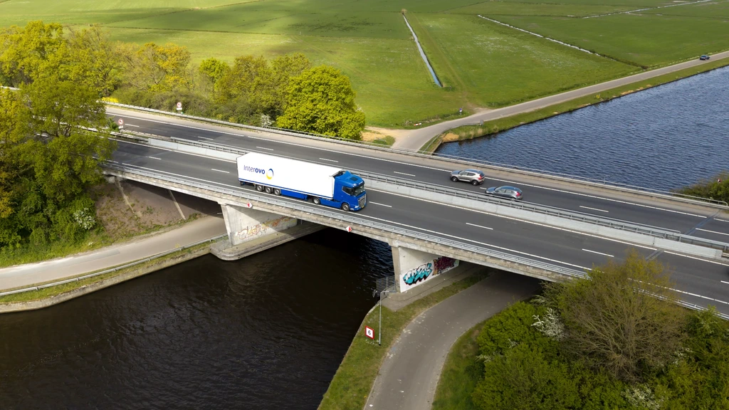 Hardenbergerbrug uit voorzorg afgesloten: A28-verkeer loopt vast