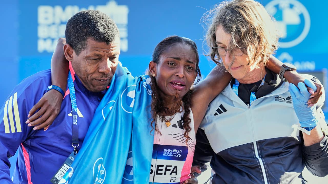 Tigst Assefa wint marathon Berlijn ondanks gescheurde achillespees