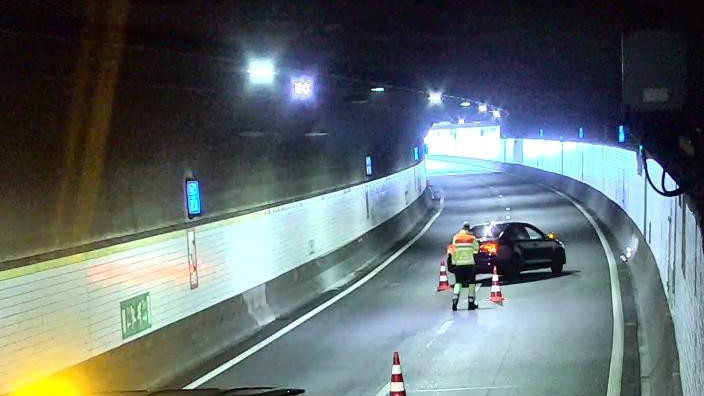 Pechauto legt Beneluxtunnel plat: verkeer loopt vast tot Delft