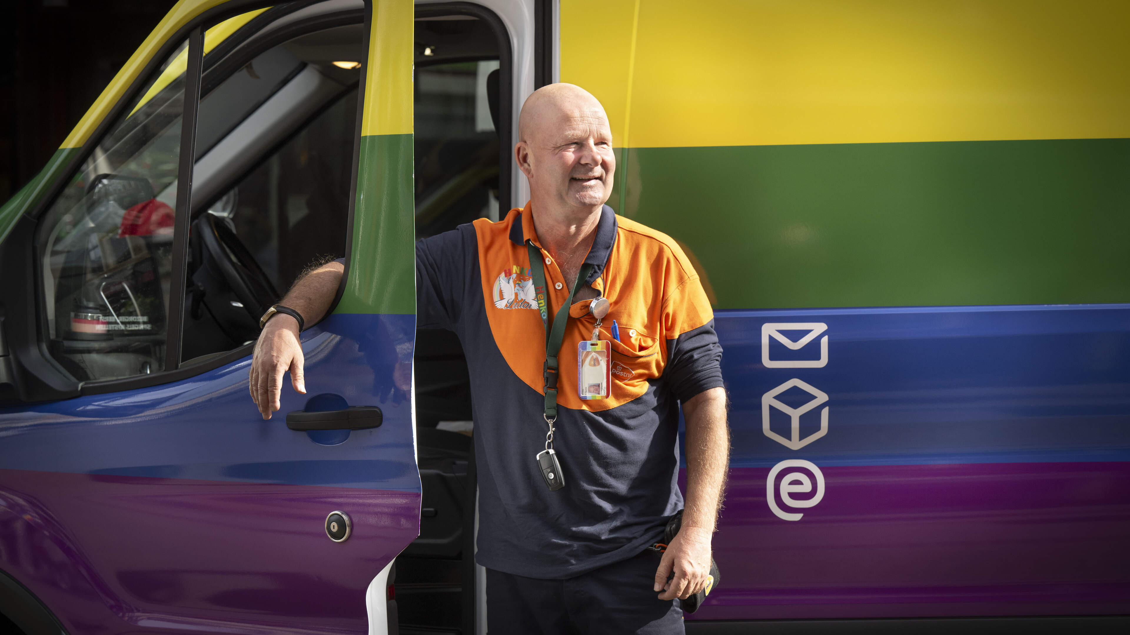 Leidse pakketbezorger viert Pride 52 weken per jaar vanuit zijn regenboogbus