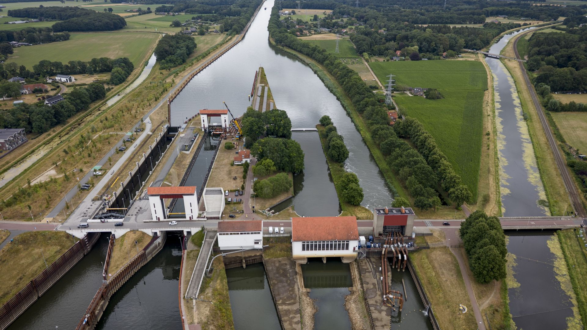 Meer schepen door sluis Eefde na stijging waterstand