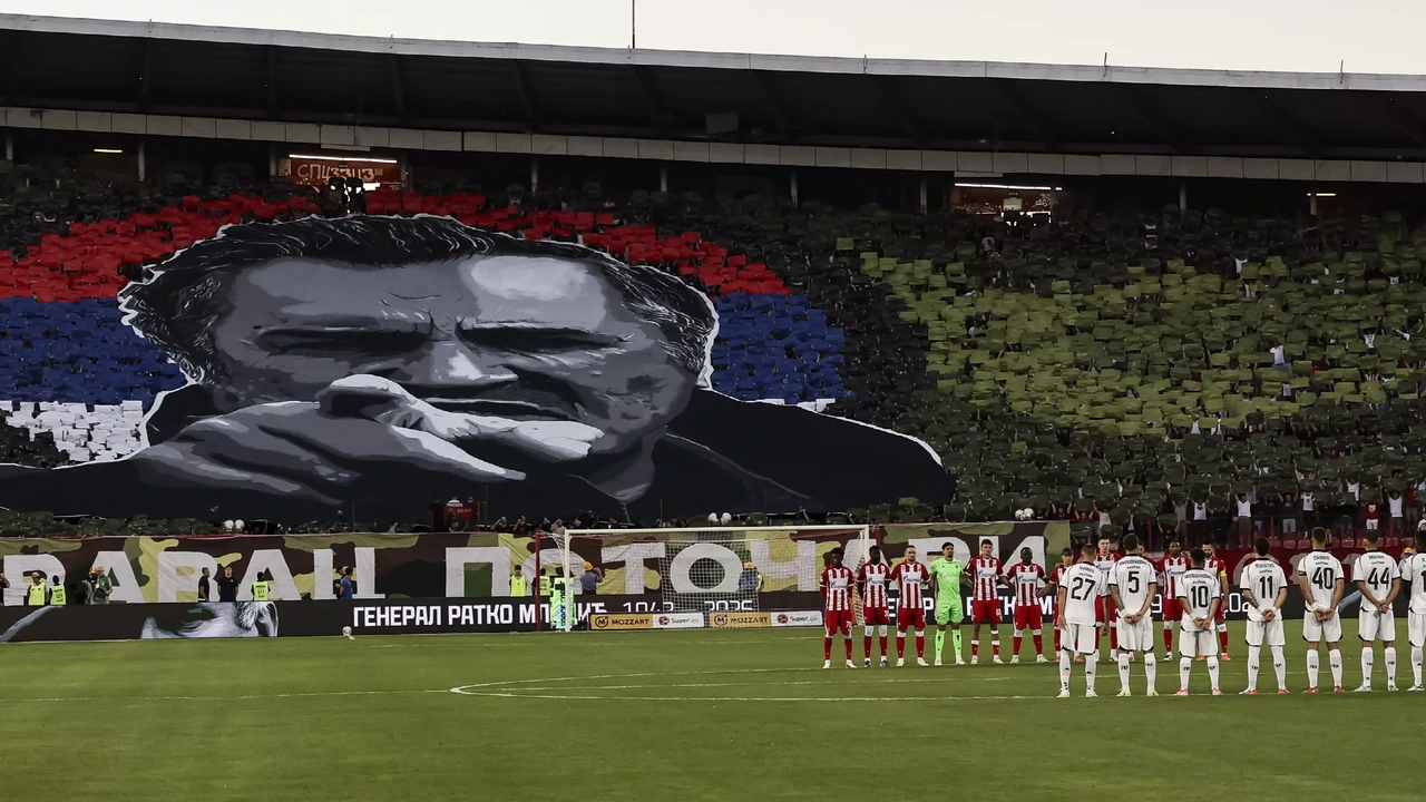 In de Servische voetbalstadions werd oorlogsmisdadiger Mladic als held vereerd