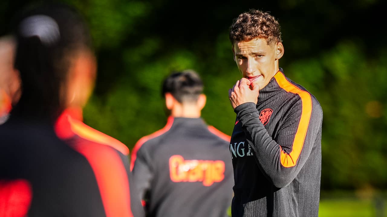 Van Bommel kan als eerste Oranjespeler ooit in voetsporen vader én opa treden