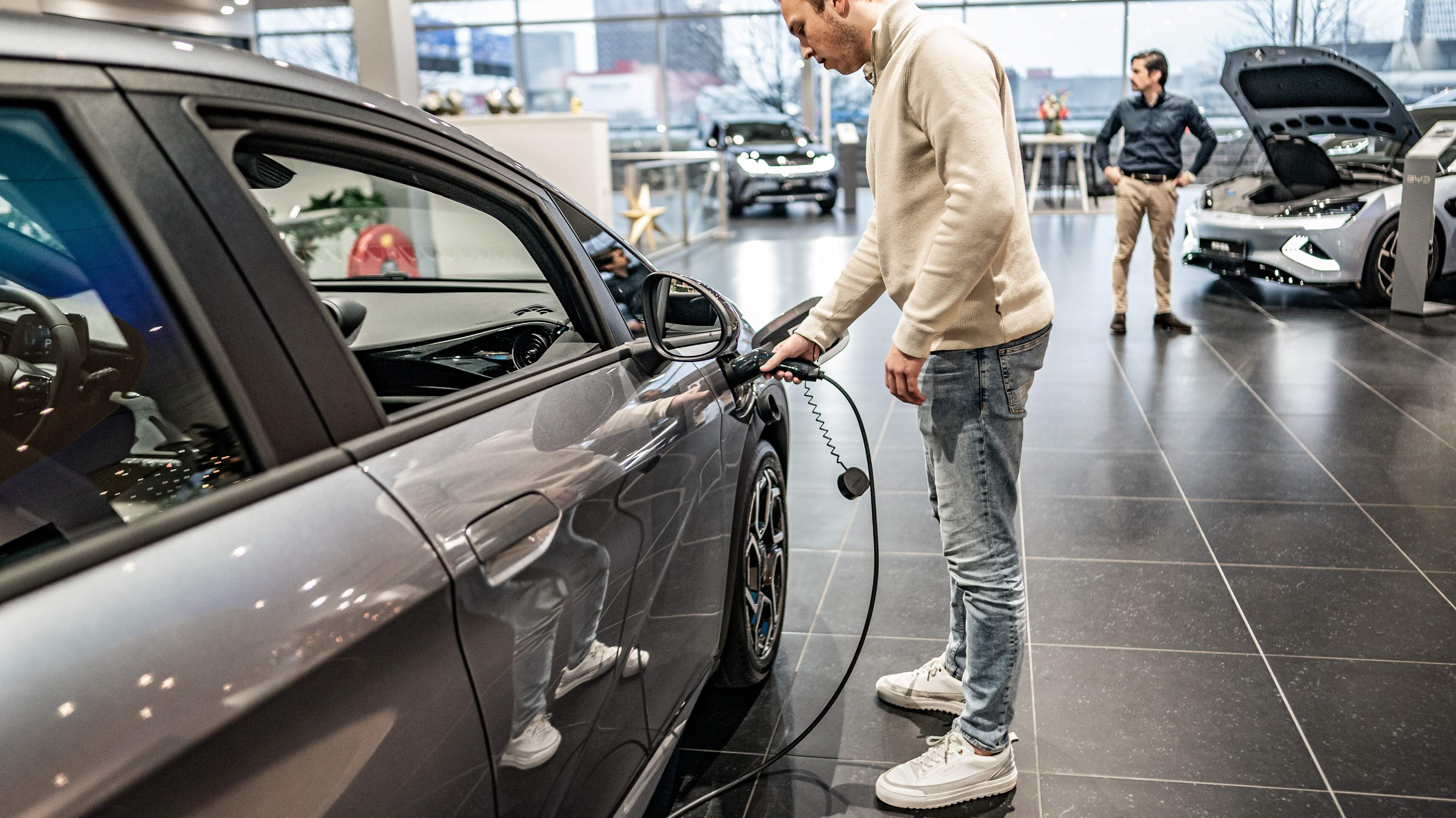 Bedrijven kiezen massaal voor thuiswerken en elektrisch rijden door hoge brandstofkosten