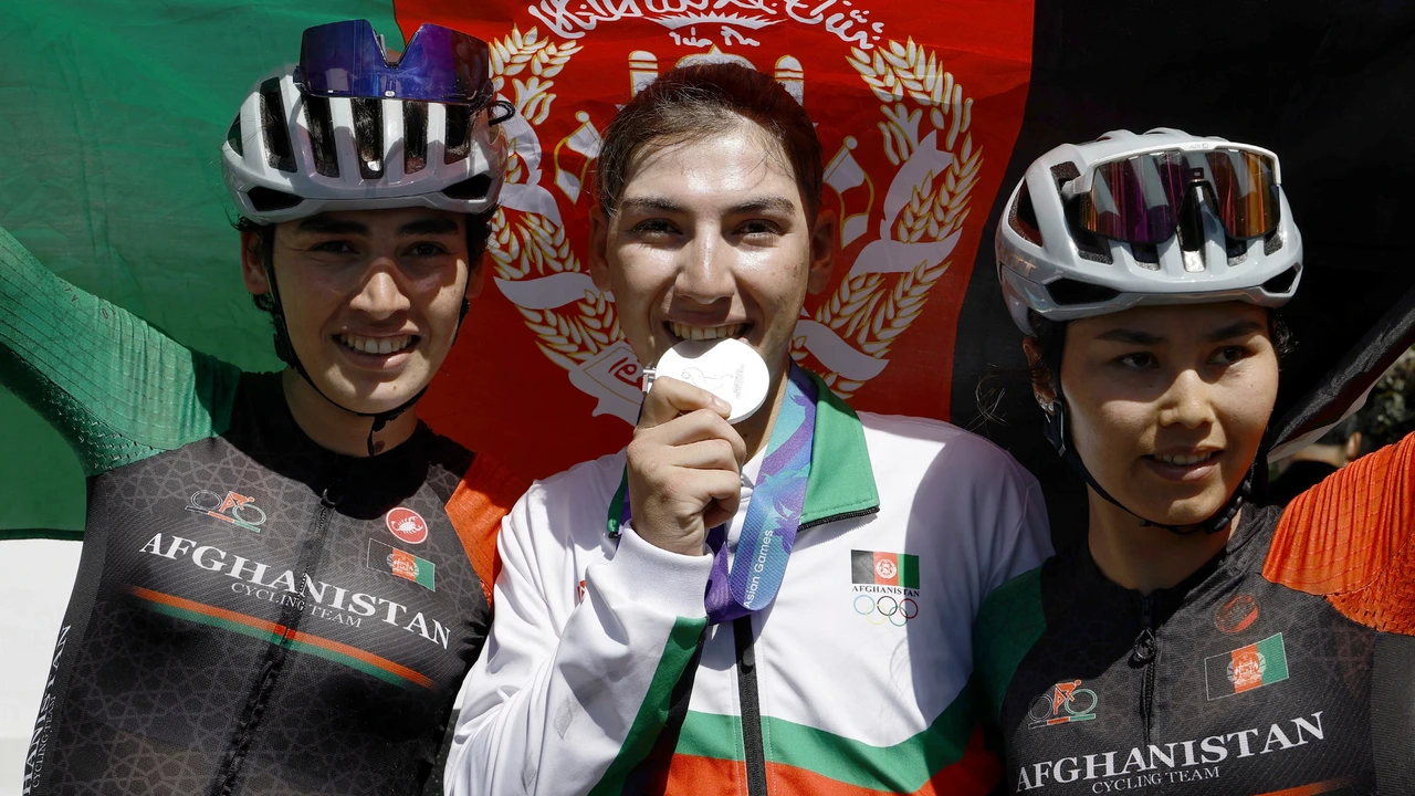 Afghaanse wielrenster die zich voor Taliban als man vermomde, wint zilver bij Asian Games