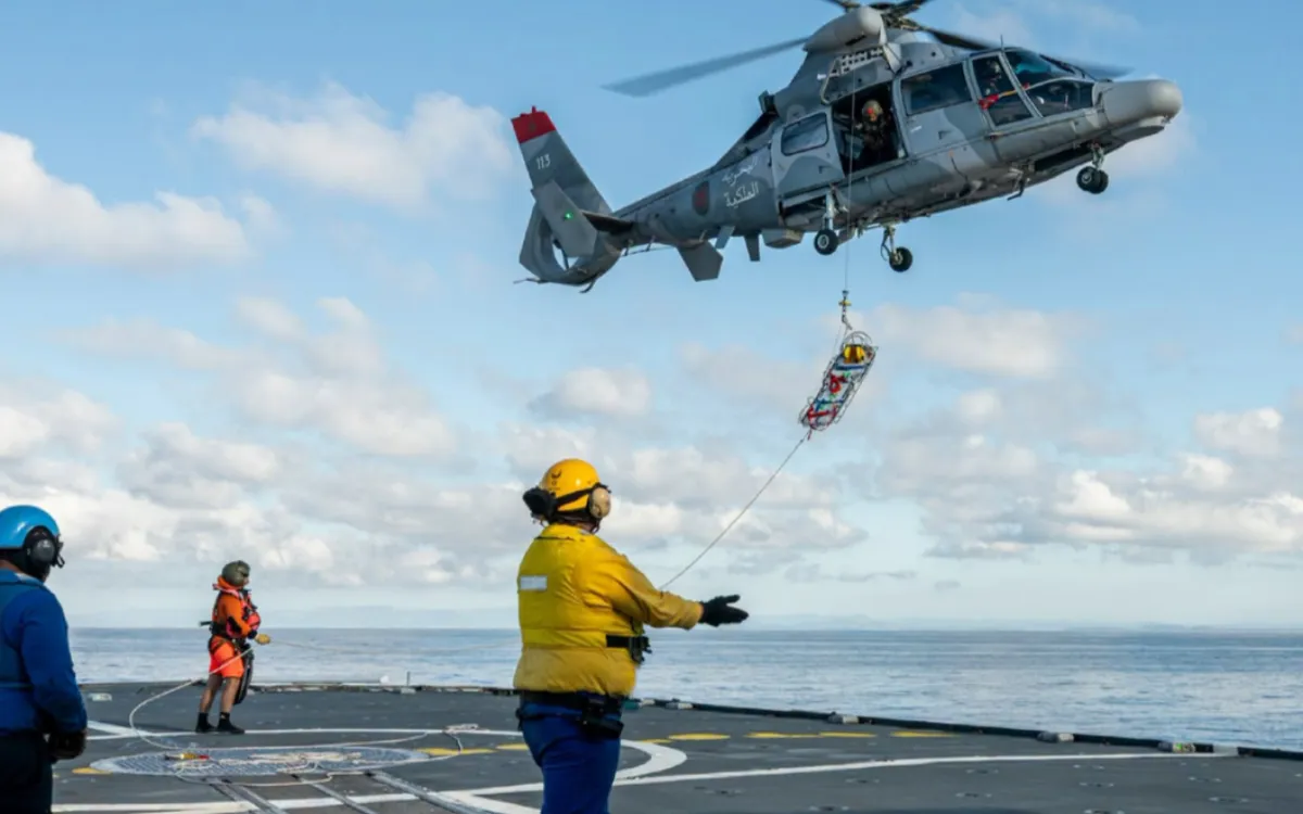 Marokkaanse Panther landt op Frans fregat, Franse helikopter doet het omgekeerde