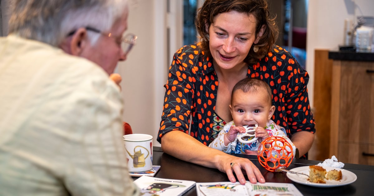 Sharo Koster leert Zeeuws aan eettafel met baby Mahra