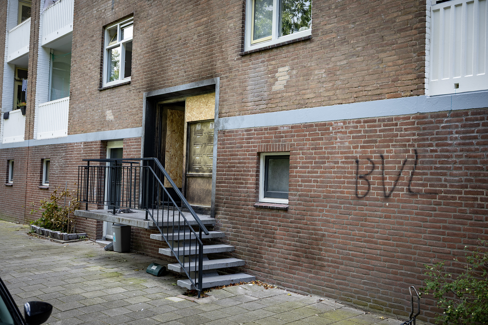 Twee explosies bij Amsterdamse portieken, tekst 'BVL' op muur