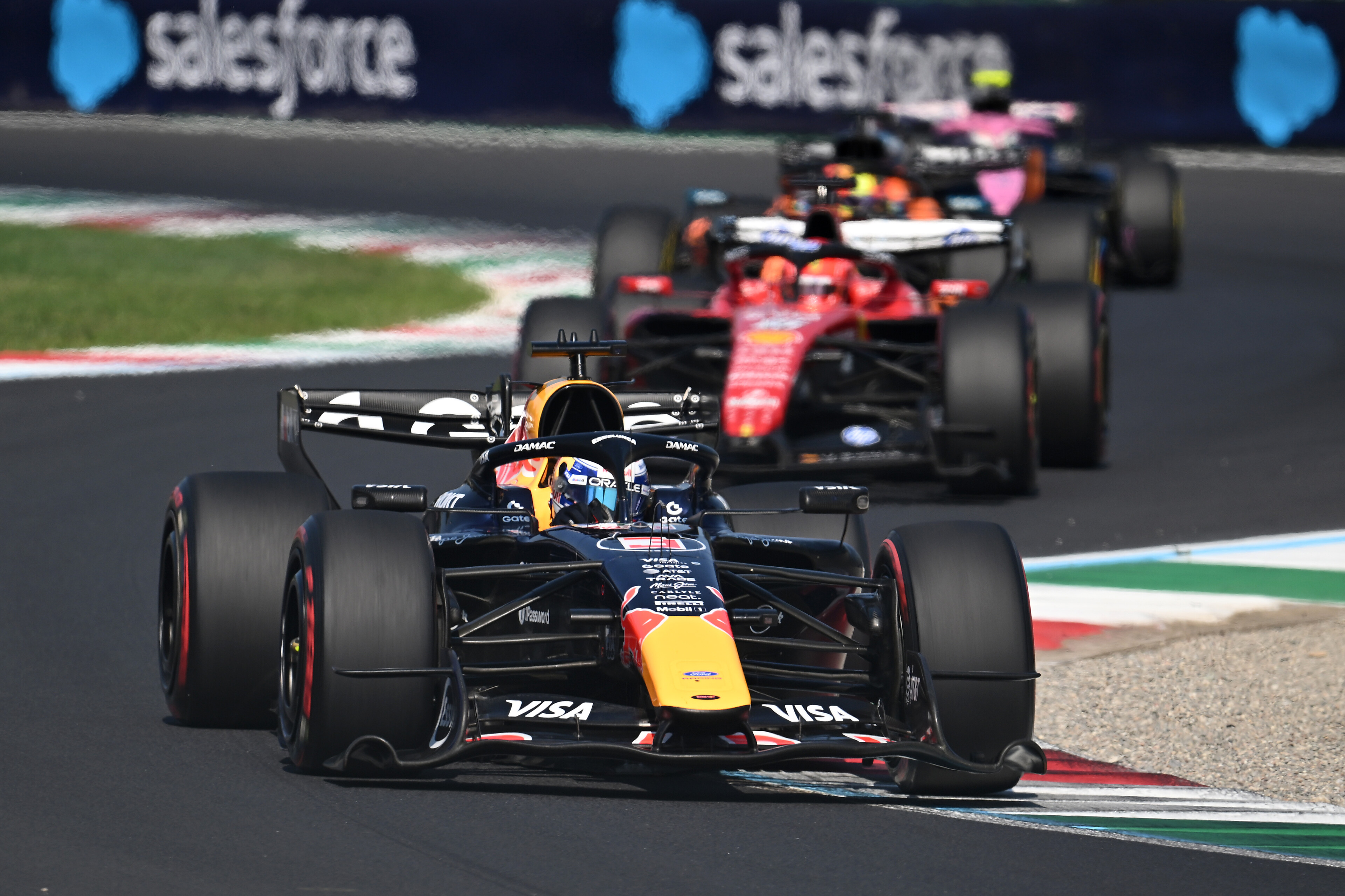 Antonelli verrast met zege vanaf 19e plek; Verstappen pakt podium