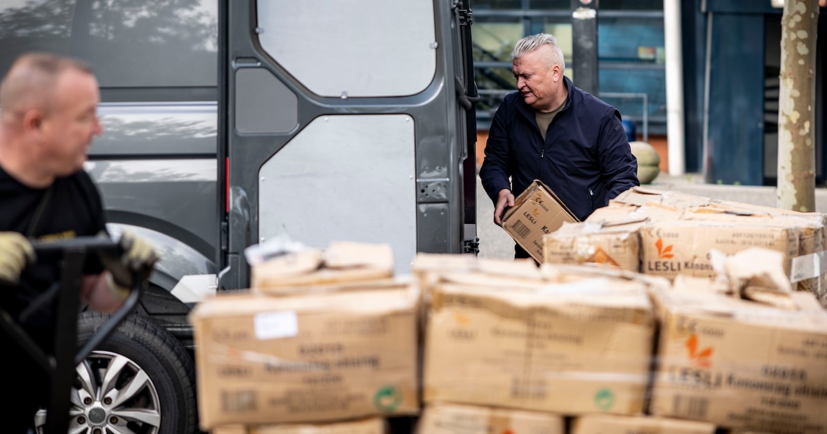 Als Patrick (52) aankomt met een vrachtwagentje vol vuurwerk slaat verbazing toe: ‘Komen jullie serieus nog een keer terug?’