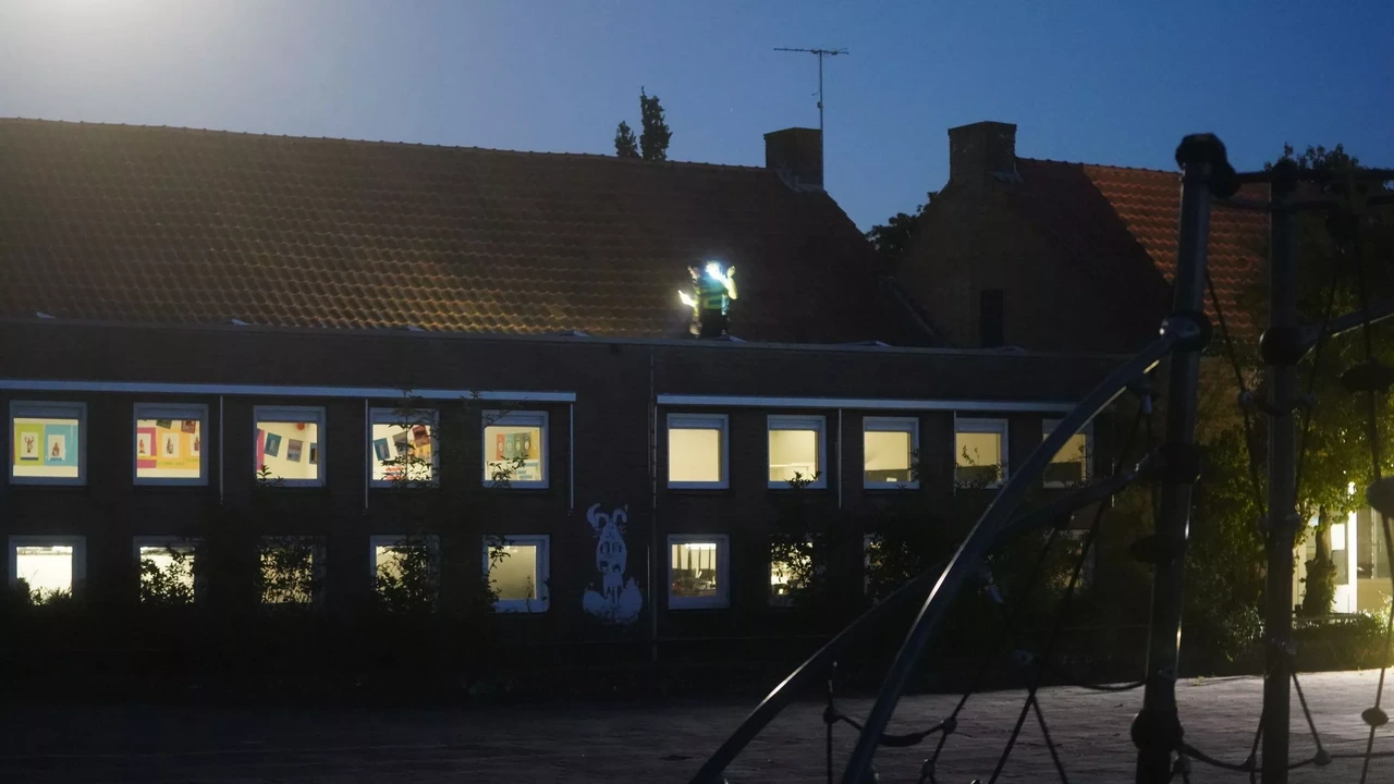 Jongen zakt door dak van school in Heeten, met spoed naar ziekenhuis gebracht