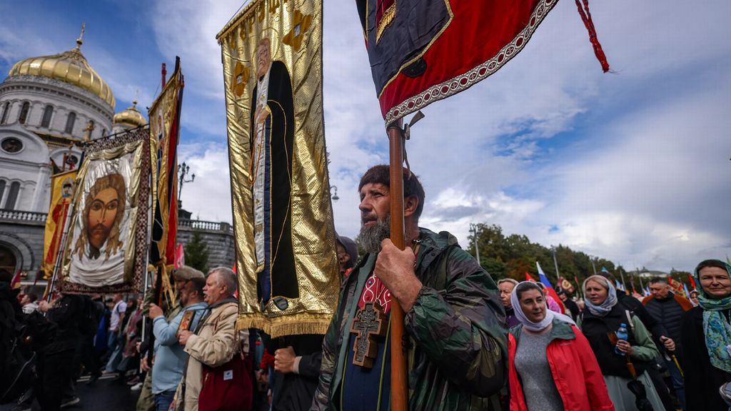 Tienduizenden Russisch-orthodoxen marcheren door Moskou onder leiding van Patriarch Kirill
