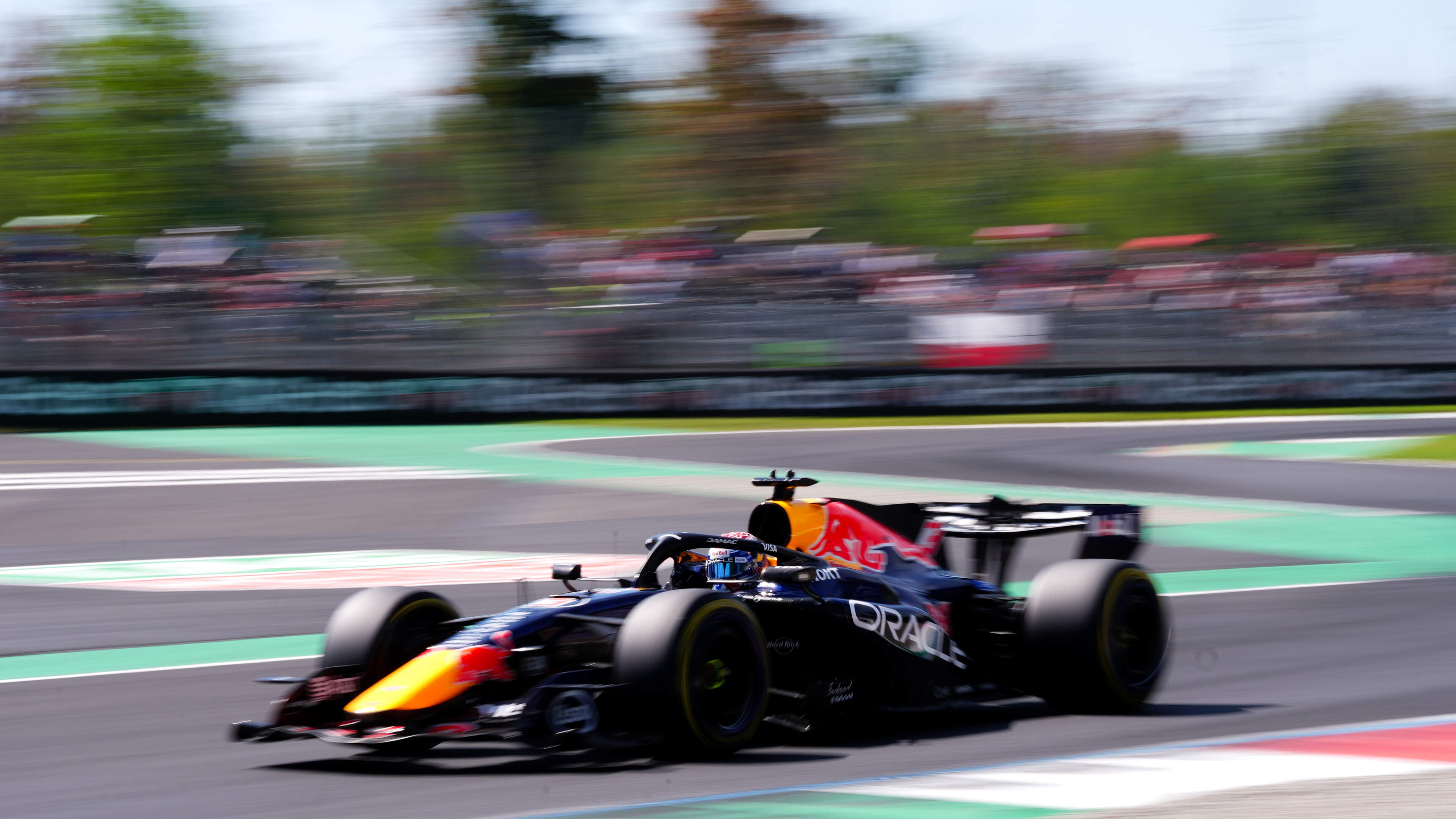 Max Verstappen ruziet met Lewis Hamilton tijdens laatste training, George Russell rijdt opnieuw snelste tijd in Monza