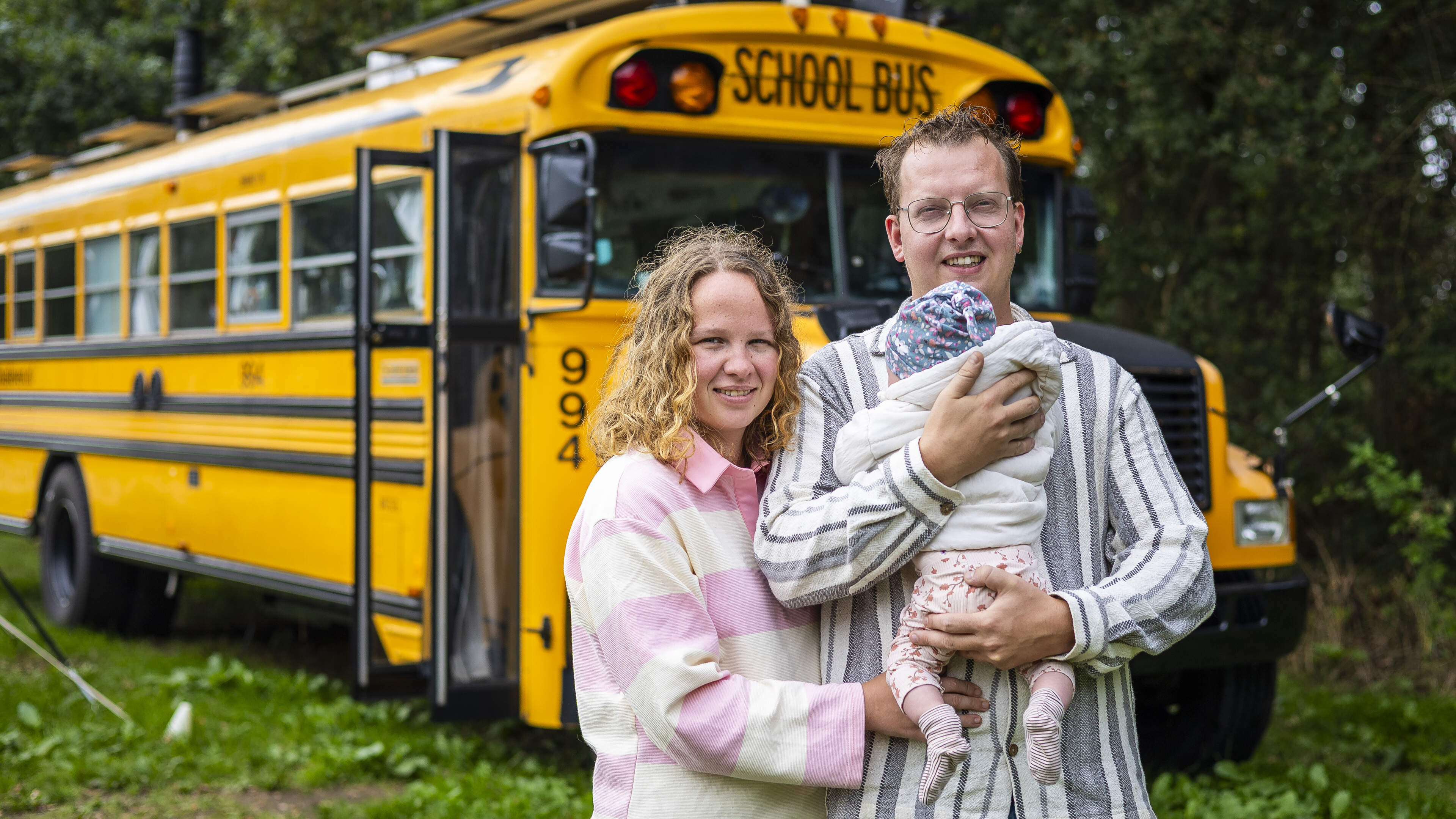 Gezin Britt, Jeffrey en baby Lieve wonen in omgebouwde Amerikaanse schoolbus in Well