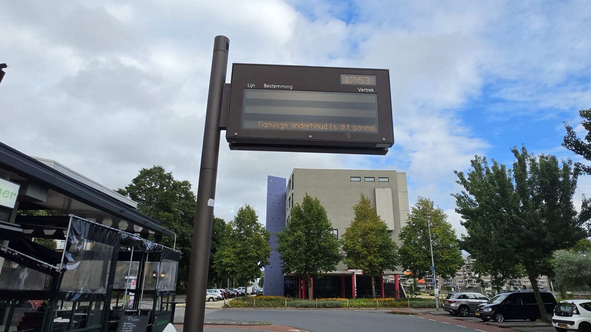 Reisplannen in de war: Digitale borden bij bushaltes wekenlang offline