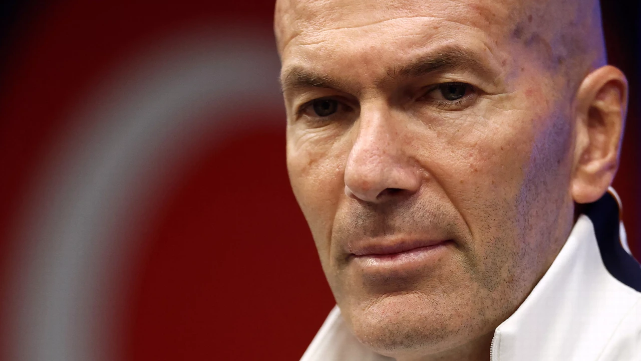 Bondscoach Zidane moet Frankrijk weer groot maken: 'Voor welk voetbal hij staat, weet niemand'