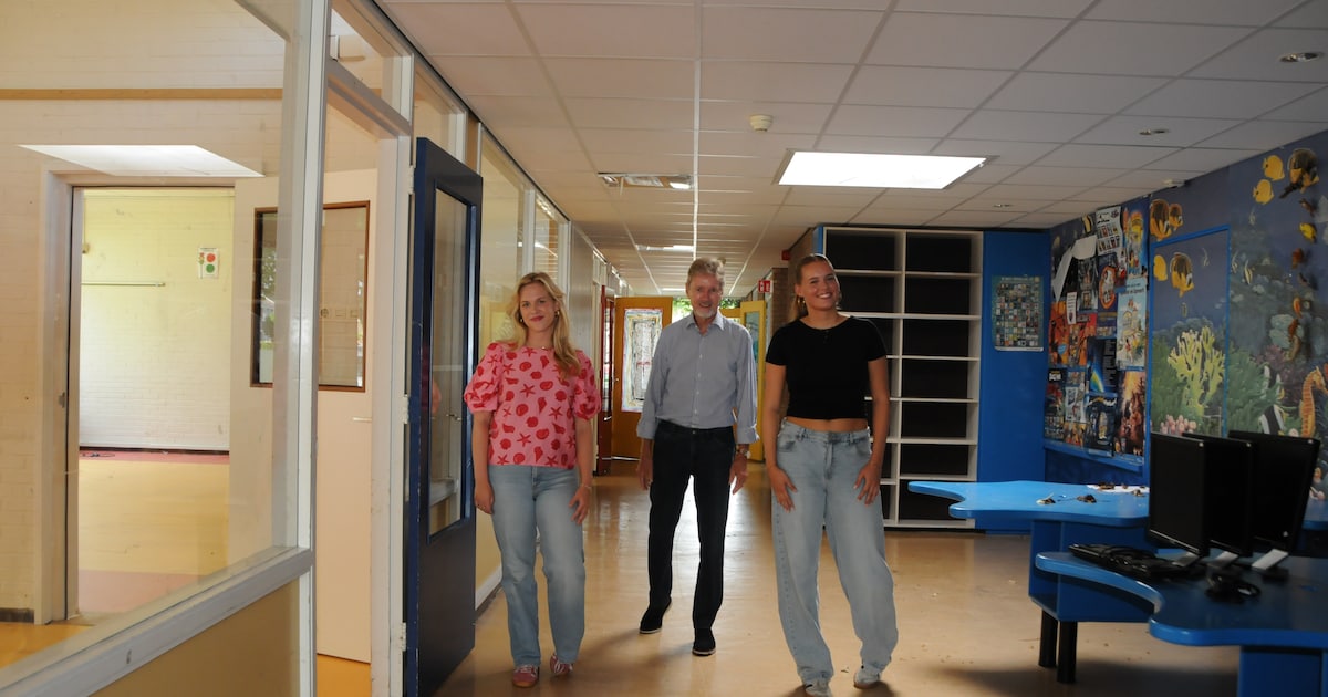 Oud-leerlingen en meester nemen afscheid van sloopklare basisschool De Oosterburcht