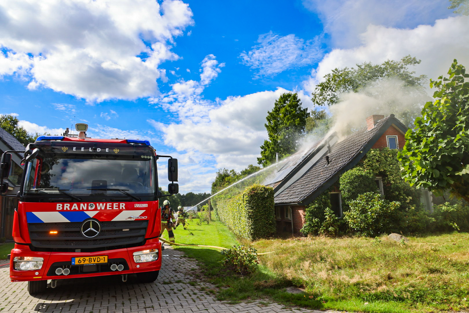 Dak van woonboerderij in Eelde in lichterlaaie