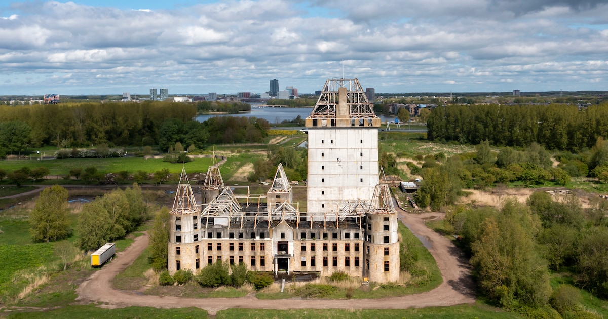 Almeerse Kasteelruïne Dreigt Tegen de Vlakte te Gaan voor Woningbouw en Nieuw Kasteel