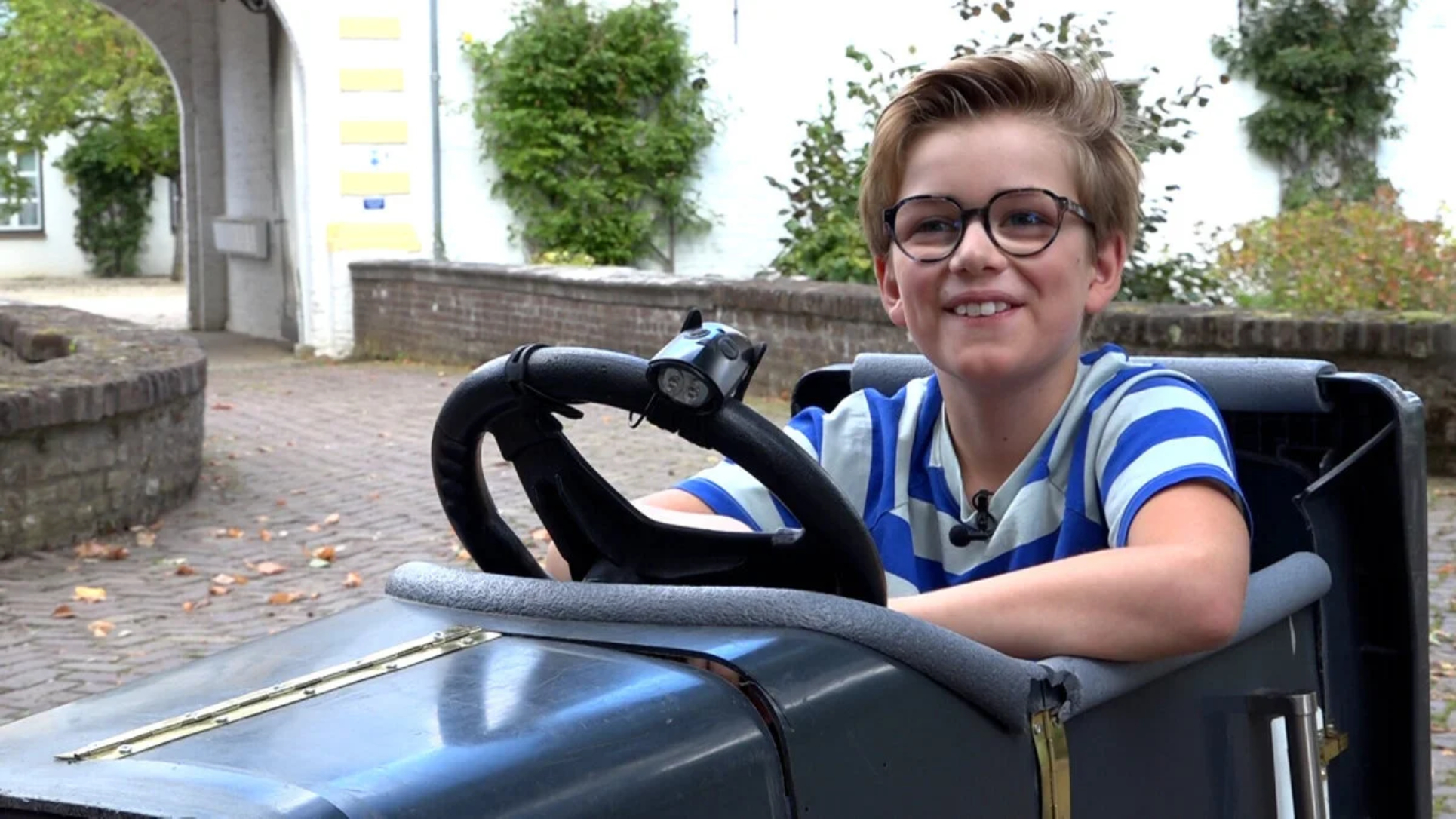 11-jarige bouwt afvalcontainer om tot elektrisch autootje 'Brum'
