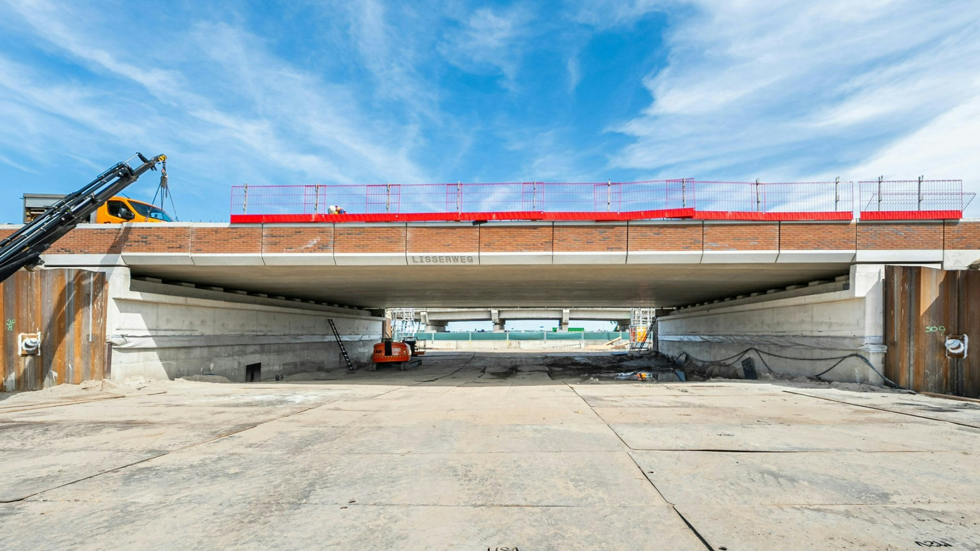 Viaduct na bijna jaar werk weer open voor verkeer