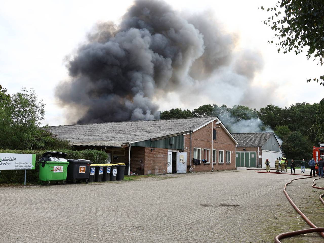 Grote brand bij paddenstoelenkwekerij in Overloon, rook trekt over A73