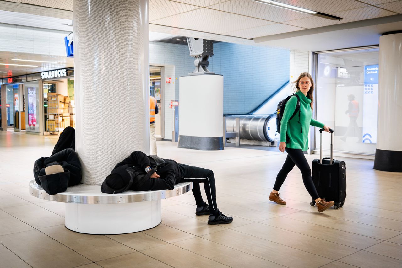 Enkele trein Amsterdam-Schiphol door staking; reiziger met haringsandwich wacht