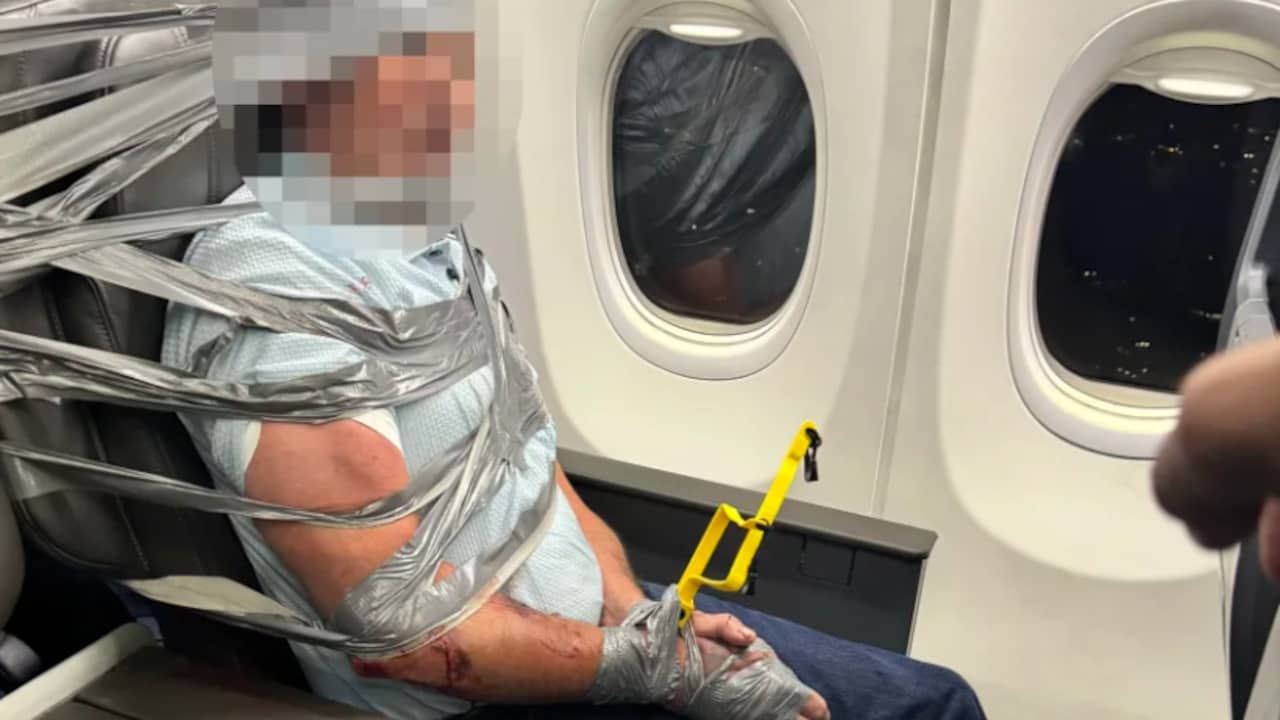 Onrustige passagier vastgebonden aan stoel tijdens vlucht