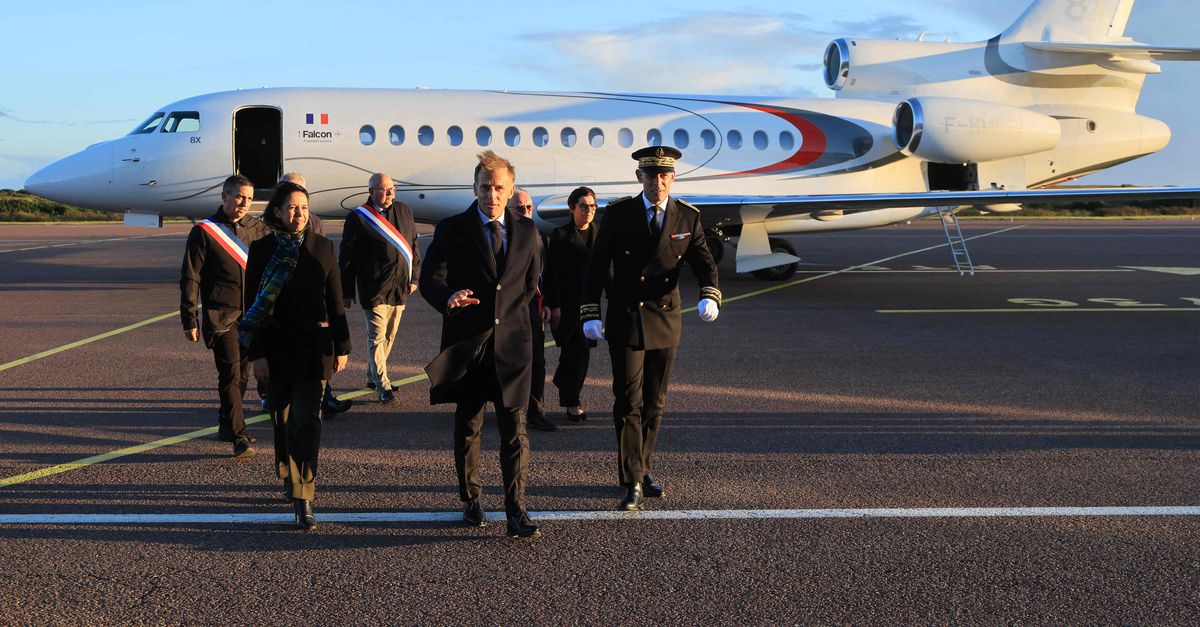 De Franse president Emmanuel Macron arriveerde zaterdag op het vliegveldje van het eiland Saint-Pierre, onderdeel van de eilandengroep Saint-Pierre en Miquelon.