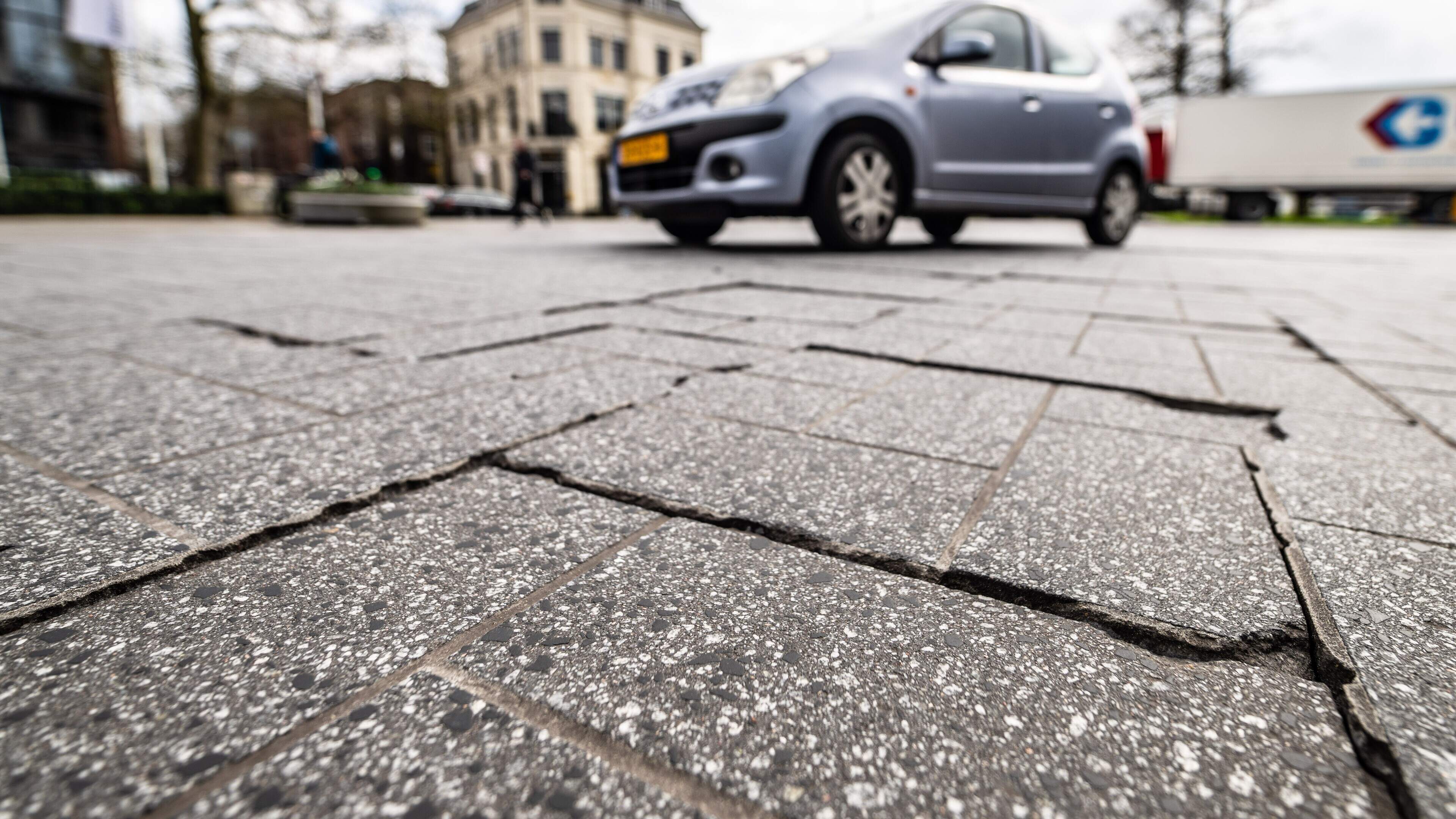 Herstel Stationsweg Leeuwarden uitgesteld, inwoners blijven met losse stenen zitten