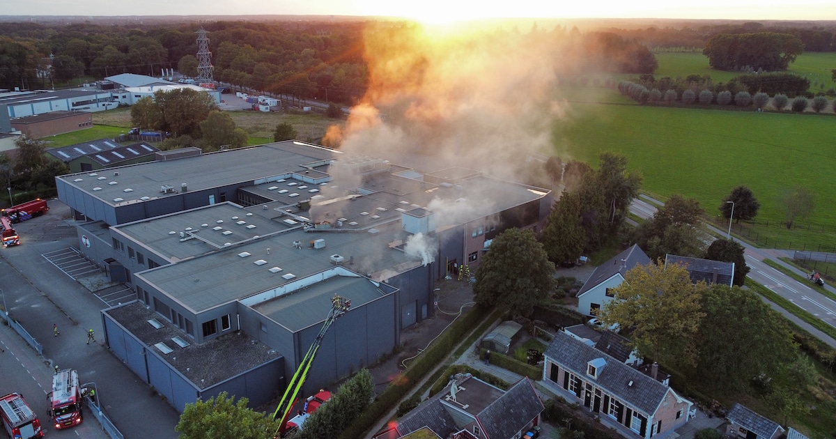 Grote brand in leegstaand pand Twello, brandweer strijdt tegen vlammen