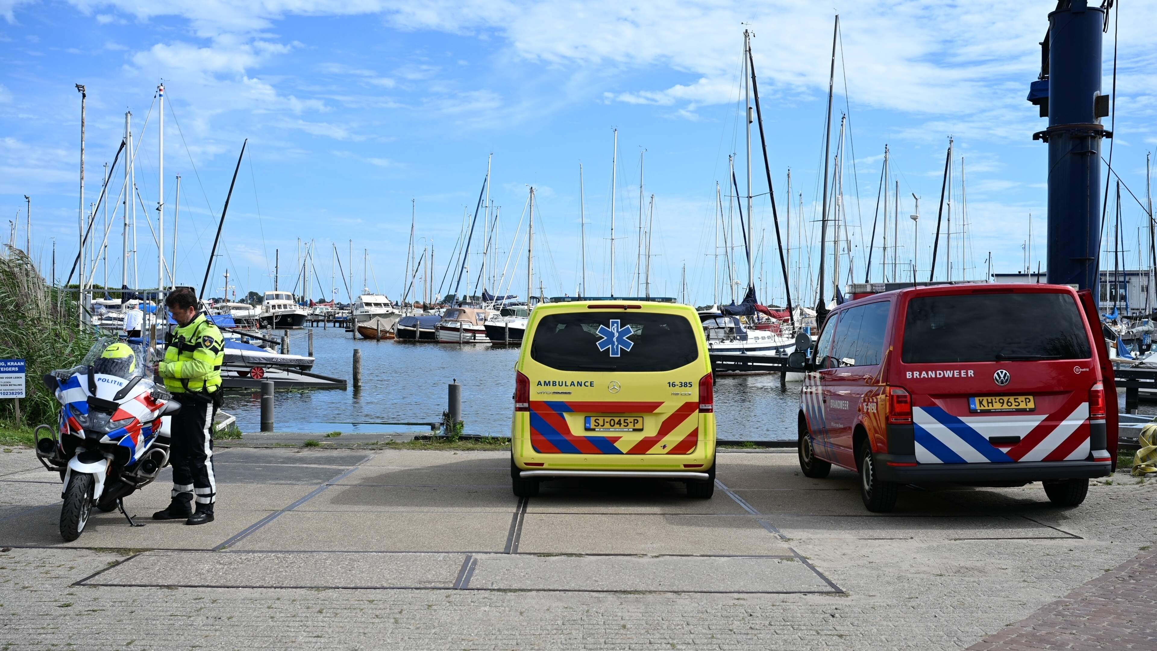 Explosie op zeiljacht in Roelofarendsveen: één gewonde