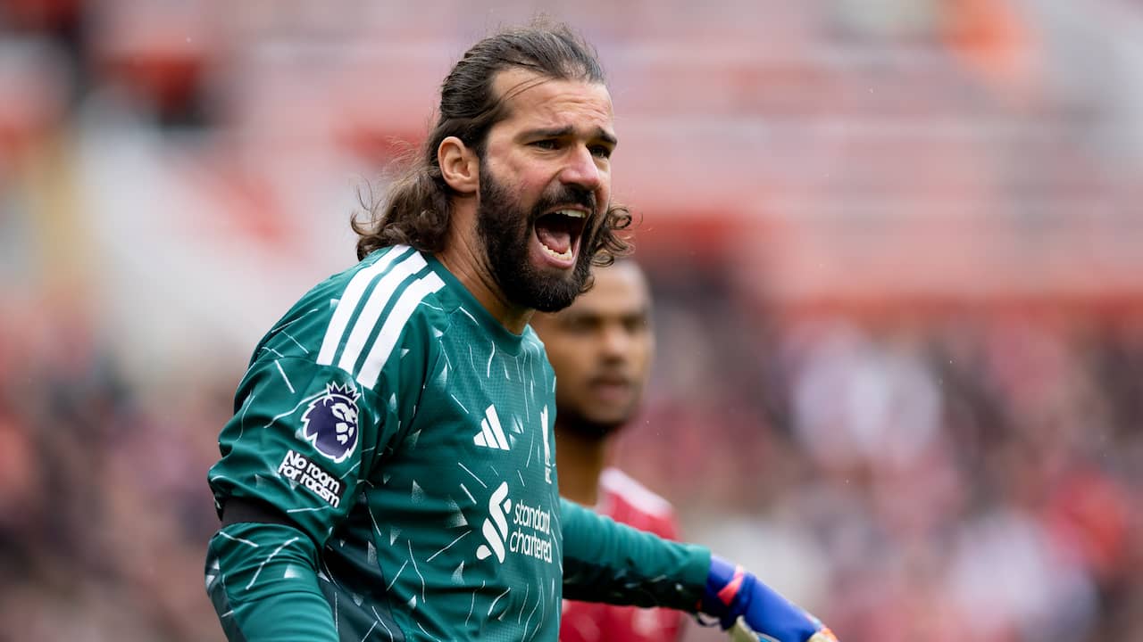 Liverpool-keeper Alisson Becker beboet voor vernielen wisselbord