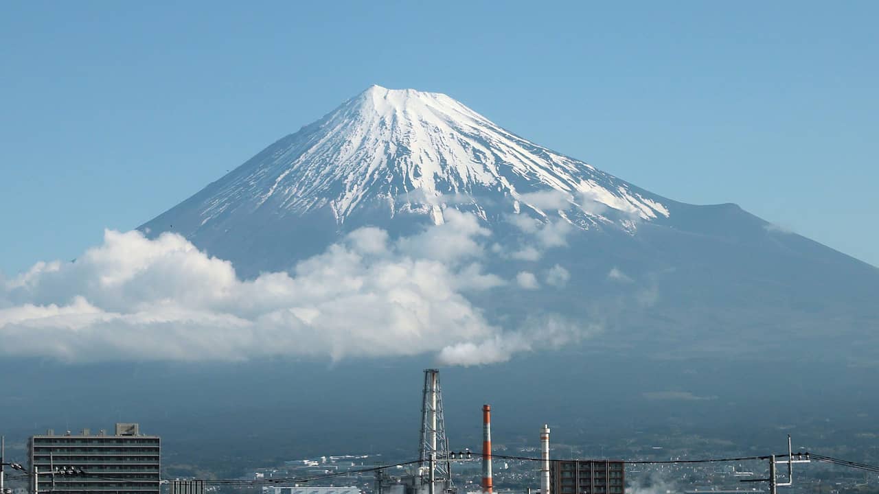 Vader laat vermoeide zoon (7) achter op berg Fuji