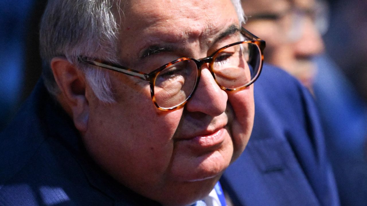 Terwijl Poetin escaleert, haalt EU Russische oligarchen van sanctielijst