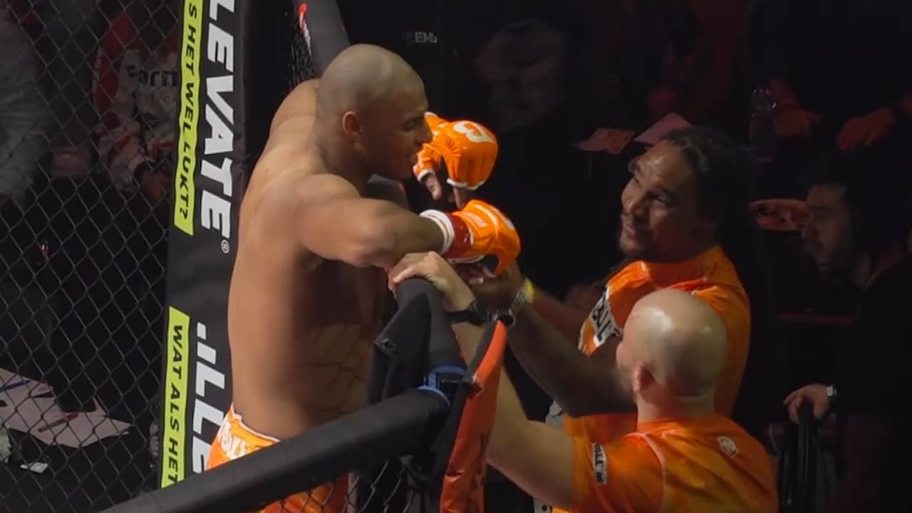 Oud-kickbokser Rigters en ex-judoka Meyer winnen binnen minuut bij MMA-debuut