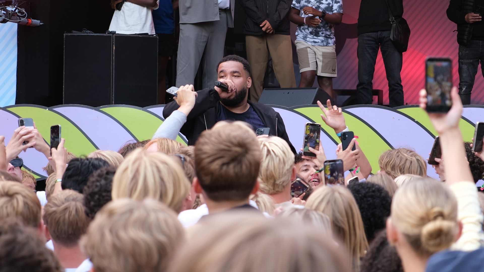 Groningse rapper GP UIT G op het podium van Hullabaloo