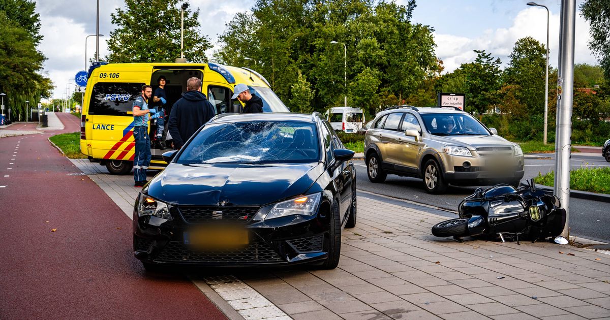 Botsing tussen auto en scooter, 1 gewonde