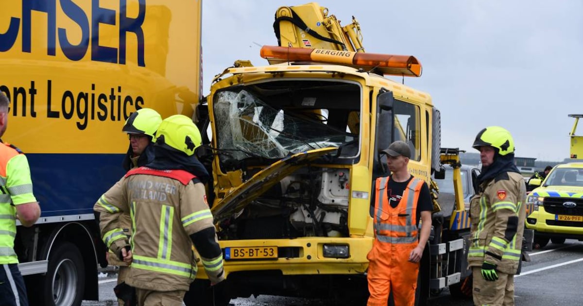 Kettingbotsing op Oosterscheldekering leidt tot afsluiting en medische checks