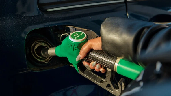 Benzineprijs bereikt recordhoogte, automobilisten blijven tanken