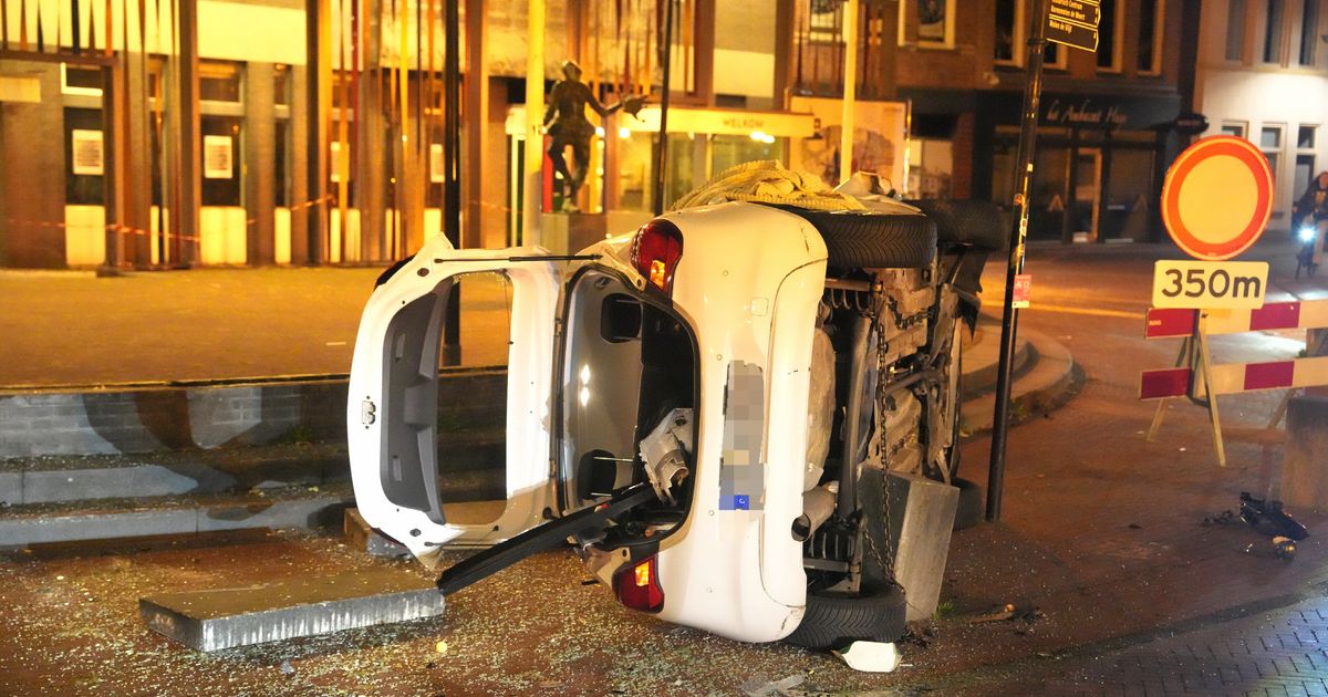 Auto op de zijkant na ongeval in Meppel