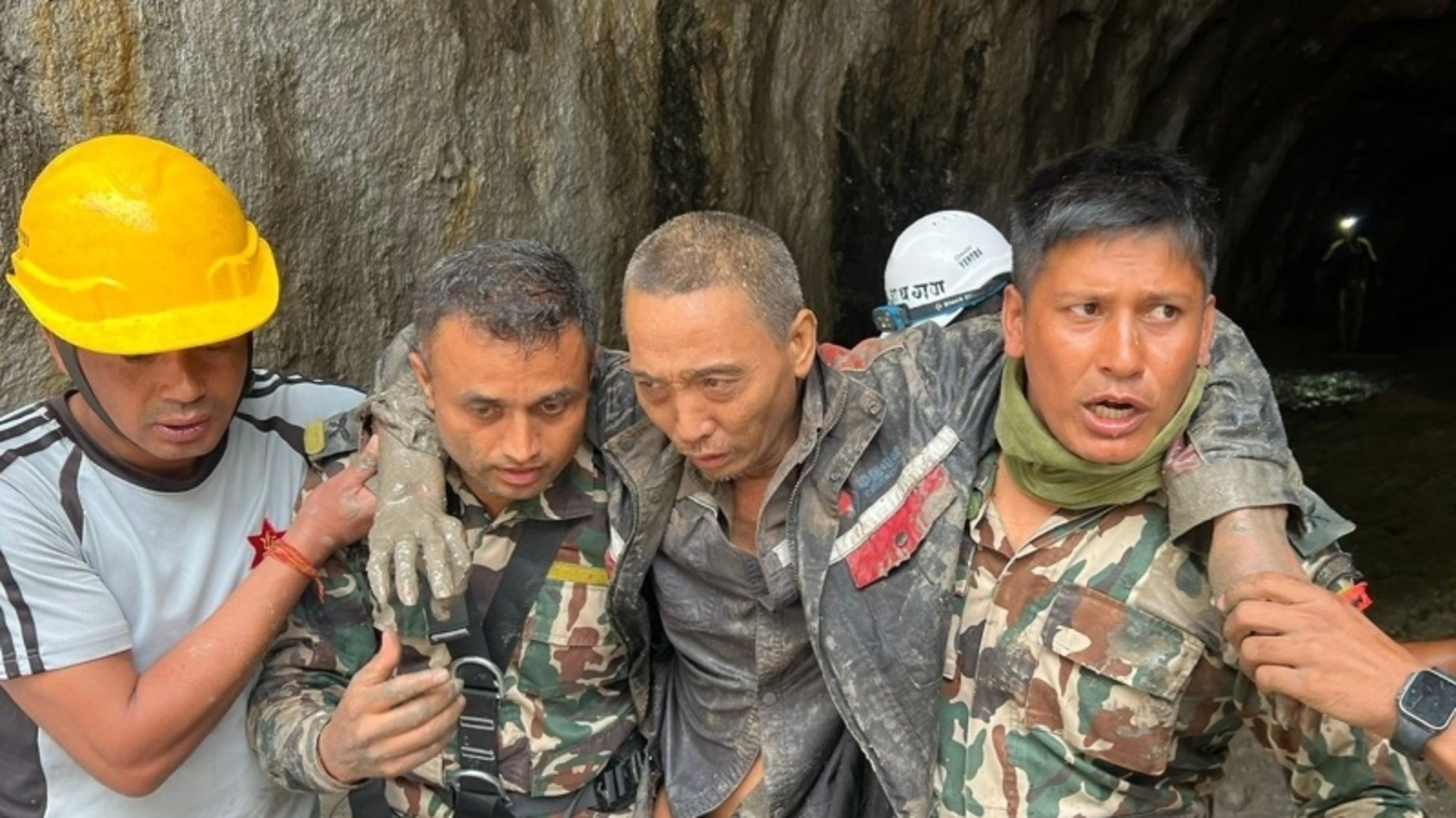 Chinese man na week bevrijd uit overstroomde tunnel in Nepal