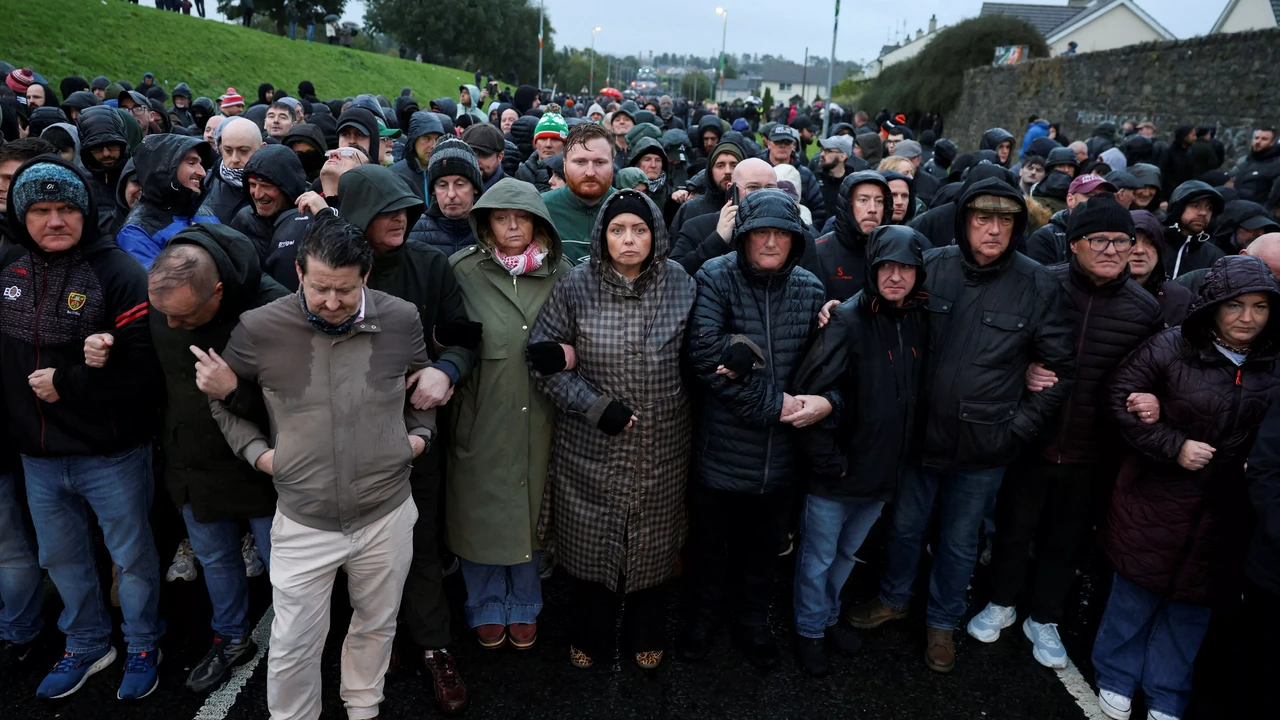 Tegendemonstranten blokkeren omstreden Oranjemars in Noord-Ierland
