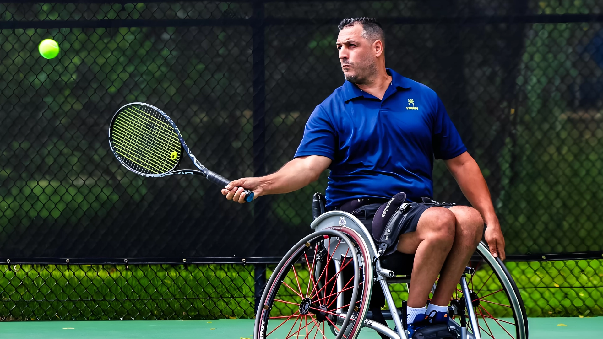 Marokkaanse rolstoeltennisser Adil Boutahli wint finale in Toronto