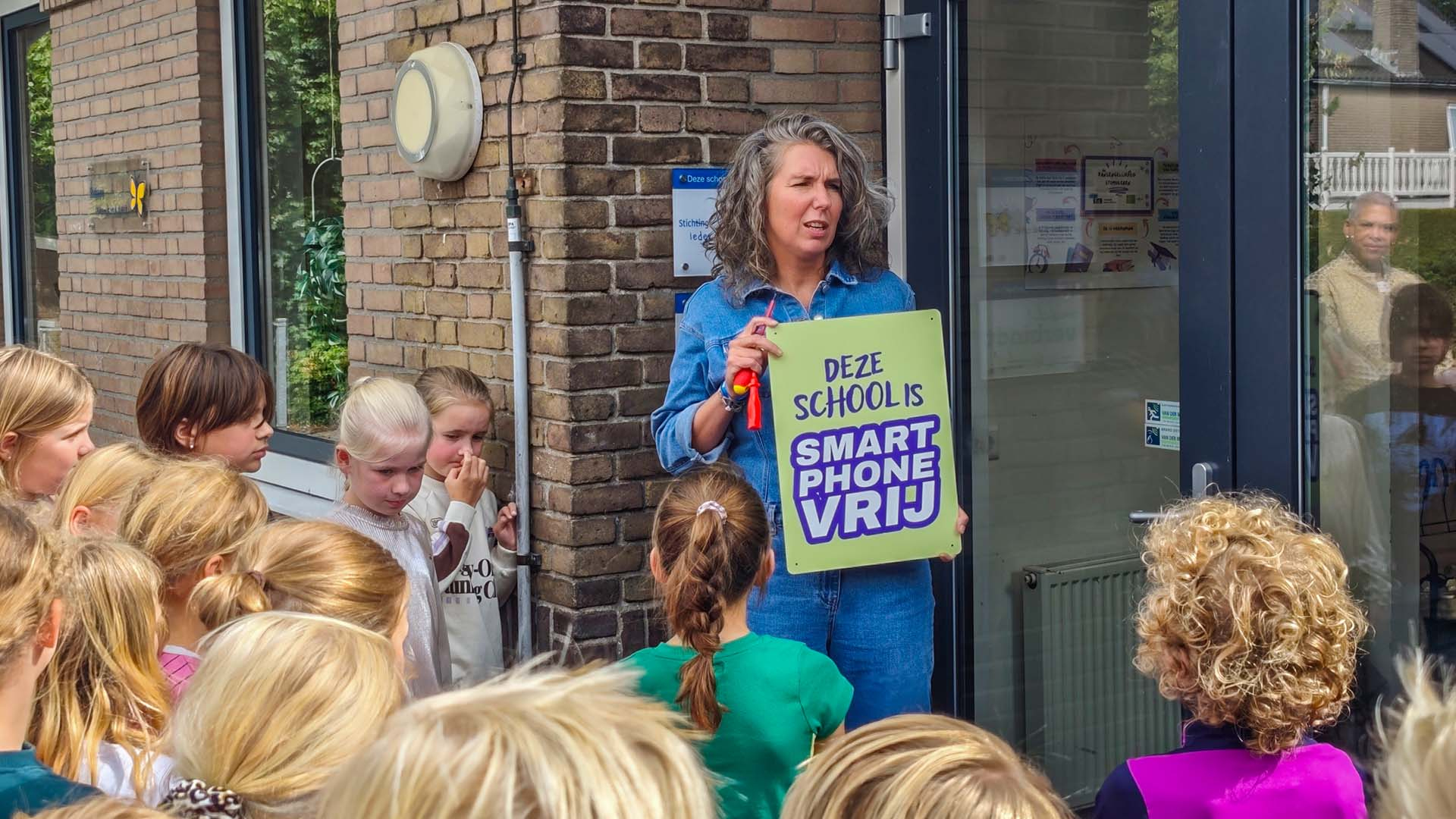 Basisschool Hellendoorn verbant smartphones: 'Ook advies aan ouders'