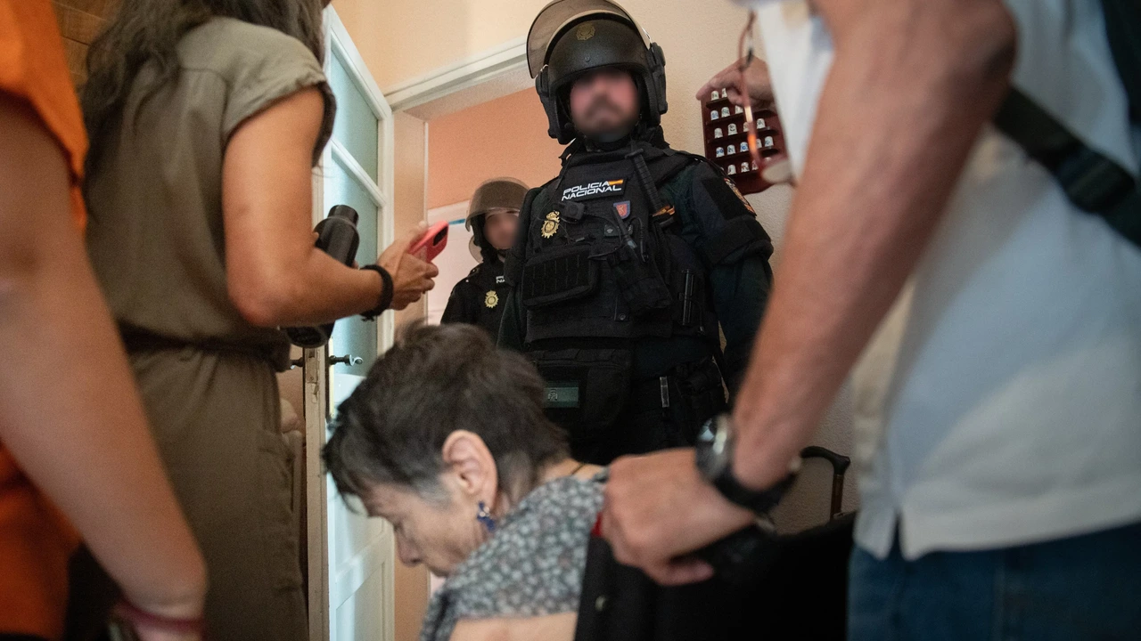 Politie zet traangas in bij protest tegen uithuiszetting 87-jarige vrouw in Madrid
