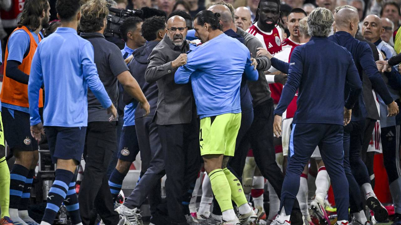 Bosz noemt commotie rond Van Bommel 'lachwekkend' na Ajax-duel