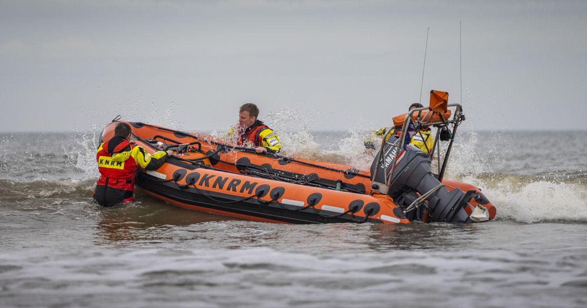 Kitesurfers op zee ontdekken man in nood