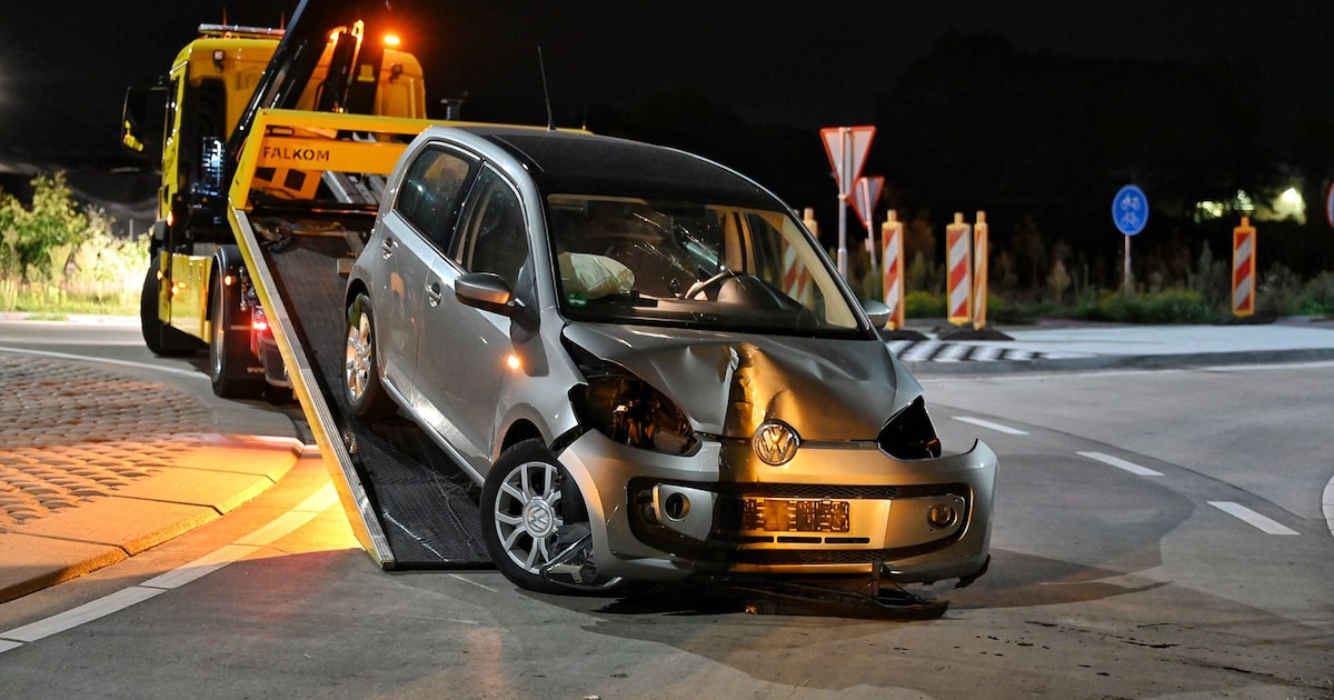 Bestuurder laat auto achter na botsing tegen lantaarnpaal in Goirle, maar neemt kentekenplaten mee