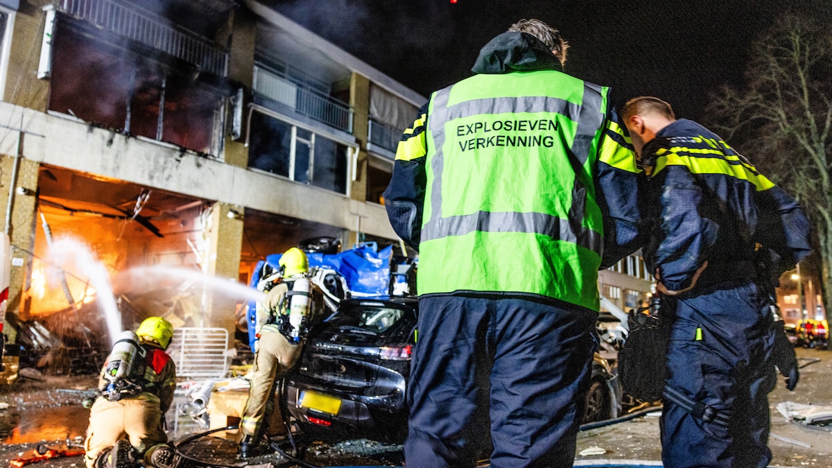 Brandweer bij een appartementencomplex aan de Schammenkamp, waar na een explosie brand is uitgebroken. 